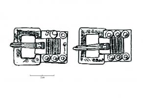 PLB-4089 - Plaque-boucle rectangulaire
argent
Plaque-boucle articulée, à boucle rectangulaire décorée de petits
ocelles, ardillon droit facetté avec des côtes transversaales, plaque rectangulaire entourant la traverse, décoré de côtes
transversales, et six rivets répartis par trois des deux côtés.