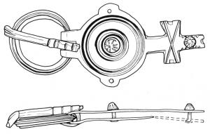 PLB-5116 - Plaque-boucle articulée
bronze
Plaque-boucle constituée d'une boucle entièrement circulaire, articulée sur une plaque circulaire (décor de cercles concentriques) à laquelle succède une croix ; toute cette partie est doublée de tôle à l'arrière et pourvue de rivets qui enserraient le cuir de la ceinture.