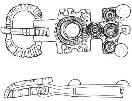 PLB-5117 - Plaque-boucle articuléebronzeTPQ : 425 - TAQ : 450Plaque mince repliée auour de l'axe de la boucle et prolongée à l'arrière en plaque rivetée; contour découpé en plaques rectangulaires échancrées et ornées de motifs circulaires, incisés et ajourés.