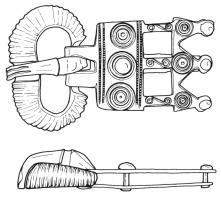 PLB-5118 - Plaque-boucle articuléebronzeTPQ : 425 - TAQ : 450Plaque-boucle de forme rectangulaire, percée d'ajours rectangulaires, avec trois l-prolongements ocellés vers l'arrière ; à l'opposé, boucle réniforme au pourtour entièrement cannelé.
