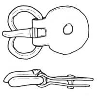 PLB-5122 - Plaque-boucle articulée
bronze
Plaque mince, repliée en arrière et rivetée; forme ronde, sans autre décor que le rivet central.