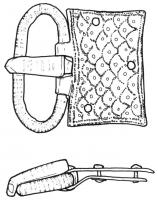 PLB-5125 - Plaque-boucle articuléebronzeTPQ : 440 - TAQ : 510Plaque rectangulaire mince, repliée autour de l'axe de la boucle et formant sur la face postérieure une plaque rivetée; motif gravé en semis (écailles...) sur la plaque supérieure.