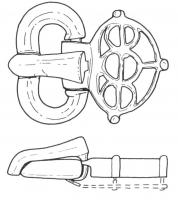 PLB-5135 - Plaque-boucle articuléebronzeTPQ : 430 - TAQ : 470Plaque-boucle articulée, boucle massive réniforme et plaque ovale cloisonnée ornée d'une juxtaposition de pierres ou verroteries serties.