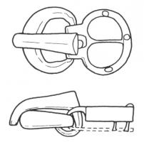 PLB-5136 - Plaque-boucle articulée
bronze
Plaque-boucle articulée, boucle de forme ovale massive et plaque de mêmes proportions, ornée de deux motifs symétriques sertis de pierres ou de verroteries.