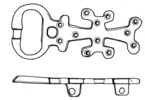 PLB-5180 - Plaque-boucle rigidebronzeTPQ : 600 - TAQ : 650Plaque-boucle non articulée, à boucle ovale légèrement encochée pour le repos d'ardillon ; la plaque est allongée, découpée en forme de croix pattée et cléchée, aux branches couvertes de cercles oculés ; au revers, bélières coulées permettant de fixer la boucle sur la ceinture.