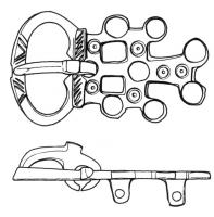 PLB-5181 - Plaque-boucle rigidebronzeTPQ : 600 - TAQ : 650Plaque-boucle non articulée, à boucle ovale légèrement encochée pour le repos d'ardillon ; la plaque est allongée, découpée en forme de croix pattée et cléchée, aux extrémités bouletées avec des branches couvertes de cercles oculés ; au revers, bélières coulées permettant de fixer la boucle sur la ceinture.