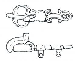 PLB-5190 - Plaque-boucle rigidebronzeTPQ : 600 - TAQ : 675Plaque-boucle non articulée, à boucle ovale encochée pour le repos d'ardillon ; la plaque est très allongée, formant une languette aux ontours découpés, ornée d'ajours et de cercles oculés ; au revers, bélières coulées permettant de fixer la boucle sur la ceinture.