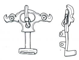 PLB-5191 - Plaque-boucle rigidebronzeTPQ : 600 - TAQ : 650Plaque-boucle non articulée, de forme atypique : la boucle est encadrée de deux têtes d'animaux fantastiques ornées de cercles oculés (yeux), tandis que la plaque est remplacée par une tige prolongée par un éléments rectangulaire transversal ; au revers, bélières coulées permettant de fixer la boucle sur la ceinture.