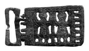 PLB-5528 - Plaque-boucle : Adam et EvebronzeTPQ : 575 - TAQ : 625Plaque-boucle à plaque rectangulaire ornée d'une scène figurée dans un cadre : deux personnages debout font face au spectateur, les bras levés, séparés par un arbre; la boucle est rectangulaire et l'ardillon scutiforme orné d'un visage humain; au revers, quatre bélières de fixation disposées dans les angles.