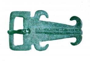 PLB-5552 - Plaque-boucle rigide à arête médiane et excroissances en forme de crochetbronzeTPQ : 520 - TAQ : 610Plaque-boucle rigide, à boucle quadrangulaire et plaque triangulaire simplement ornée d'une double côte longitudinale perlée; 4 ergots en crosses recourbées sur le pourtour.
Attention, les excroissances circulaires doivent former un autre type.