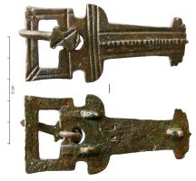 PLB-5565 - Plaque-boucle rigide à arête médianebronzeTPQ : 550 - TAQ : 700Plaque-boucle rigide, à boucle quadrangulaire et plaque triangulaire simplement ornée d'une double côte longitudinale perlée; 4 ergots en forme de demi ou de quart de cercle sur le pourtour.