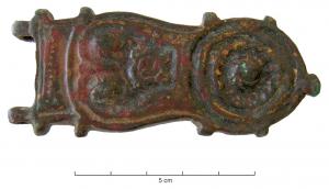 PLB-5577 - Plaque-boucle lyriforme wisigothiquebronzeTPQ : 575 - TAQ : 710Plaque-boucle lyriforme (bords concaves, extrémité arrondie), dont le décor incisé comporte deux compartiments dont, à l'opposé de la boucle, un disque souvent orné d'incisions en couronne; boutons sur le pourtour; trois bélières de fixation au revers.