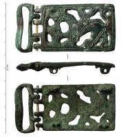 PLB-5581 - Plaque-boucle articulée à l'hippogriffebronzeTPQ : 560 - TAQ : 640Plaque coulée, de forme rectangulaire, avec un décor ajouré figurant un griffon à gauche, dans un cadre; ocellés; la plaque est articulée sur une boucle très aplatie, à deux charnons; trois bélières de fixation au revers.
Un personnage debout ou un canthare est parfois représenté devant le cheval.