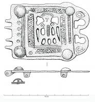 PLB-5587 - Plaque-boucle articuléebronzeTPQ : 625 - TAQ : 575Plaque-boucle articulée (4 charnons), avec au revers 4 bélières perforées pour la fixation sur la ceinture. Décor ajouré figurant un orant (personnage masculin debout, de face), diposé en long ou en hauteur selon les cas, entouré de bandes de lignes brisées ; étamage ; parfois, quatre clous-rivets à décor rayonnant incisé. Boucle rectangulaire à ardillon scutiforme.