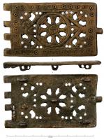 PLB-5602 - Plaque-boucle articuléebronzeTPQ : 560 - TAQ : 620Plaque rectangulaire articulée à 4 charnons, sans boutons rapportés sur le pourtour; décor dégagé par des ajours délimitant un motif radiant à 8 branches (croix de Malte et croix pattée superposées); 4 bélières de fixation au revers.
