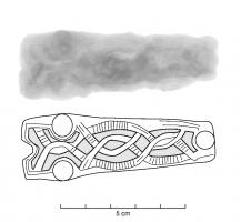 PLB-5606 - Plaque-boucle articulée avec motifs d'entrelacsferTPQ : 630 - TAQ : 710Plaque-boucle allongée, trapézoïdale, avec 3 bossettes, avec un décor niellé d'entrelacs.