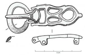 PLB-5650 - Plaque-boucle lyriforme au corps ajourébronzeTPQ : 575 - TAQ : 710Plaque-boucle dont le corps lyriforme, aux bords festonné, est orné de quatre ajours remplaçant les zones habituellement décorées de motifs. Boucle articulée ou rigide, selon les cas.