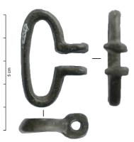 PLB-5693 - Boucle de plaque articuléebronzeTPQ : 600 - TAQ : 700Boucle à section lenticulaire, à arc très outrepassé, prolongée sur les côtés par deux bélières plates, nettement circulaires.