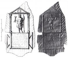 PLV-4019 - Plaquette votive avec image divine
bronze
Plaquette rectangulaire frappée d'une image de temple, à fronton triangulaire, sous lequel se tient l'image du dieu ; en-dessous, inscription votive.