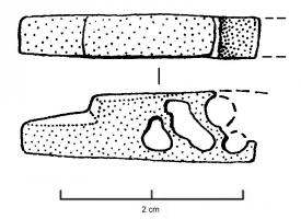 PNS-4003 - Pêne de serrure
bronze
Pêne de serrure rectangulaire, en forme de bloc ajouré au centre (ajours géométriques correspondant aux dents de la clé, type à translation), prolongé de chaque côté par deux appendices dont l'un sert de pêne, l'autre maintenant la pièce en place quand elle coulisse ; décrochements techniques pour blocage en position fonctionnelle.