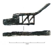 PNS-4004 - Pêne de serrure
fer
Pêne de serrure rectangulaire, en forme de bloc ajouré au centre (ajours géométriques correspondant aux dents de la clé, type à translation), prolongé de chaque côté par deux appendices dont l'un sert de pêne, l'autre maintenant la pièce en place quand elle coulisse ; décrochements techniques pour blocage en position fonctionnelle.