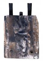 POM-4001 - Pompe à pistons
bois, cuir, bronze
Pompe foulante immergée, généralement taillée dans un bloc de bois, percé de deux cylindres pour les pistons de refoulement, envoyant l'eau dans une troisième perforation centrale; un système de clapets de cuir, lestés de plomb, permet au dispositif de fonctionner dans un seul sens, chaque piston poussant l'eau alternativement tandis que le piston opposé est relevé.