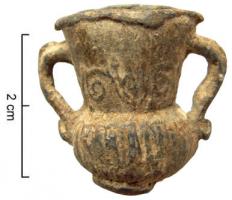 PON-4002 - Pot à onguent
plomb
Canthare à haut col tronconique, orné de rinceaux; la panse surbaissée est godronnée, anses en S à base relevée.