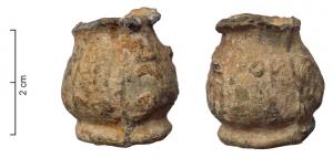 PON-4003 - Pot à onguent
plomb
Petit pot globulaire moulé (trace verticale), avec une inscription en léger relief (caractères grecs).