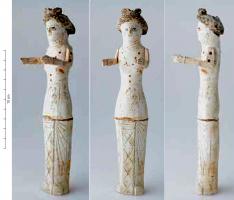 POU-4005 - Poupée composite
os
Poupée taillée en deux parties dans des diaphyses d'os longs, sans les bras qui étaient rapportés et fixés au niveau des épaules par des tenons; seule la tête est traitée en ronde-bosse. La figurine, évasée vers le bas, s'interrompt au niveau du pubis; la partie inférieure du corps, pouvant figurée une robe plissée, se rétrécit jusqu'à la figuration des pieds, les deux parties étant elles aussi assemblées par un tenon. Objets peints.