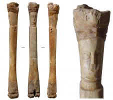 POU-4006 - Poupée
os
Poupée taillée dans une diaphyse complète, en conservant eux extrémités l'élargissement du fût utilisé, d'un côté pour façonner la tête avec sa coiffe, de l'autre le piètement; les bras peuvent être rapportés à l'aide de goupille, ou tout simplement absents; objets peints.