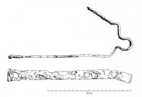 PPR-4004 - Penture
fer
Penture enveloppante, fixée des deux côtés du battant et comportant sur le petit côté un arrondi formant la partie femelle d'un gond; à l'opposé, l'extrémité est rectangulaire.