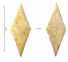 PQM-4006 - Placage de coffret
os
Placage (de coffret ?), de section rectangulaire et de forme losangique, creusé au centre d'un double cercle oculé. Revers laissé brut avec traces de sciage, pour faciliter le collage.