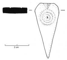 PQM-4008 - Placage de coffret
os
Placage (de coffret ?), de section rectangulaire et en forme de goutte, à côtés concaves ou arrondis (plus rarement rectilignes), creusé au centre d'un double cercle oculé (parfois restes de résine noire). Revers laissé brut avec traces de sciage, pour faciliter le collage.