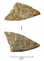 PQM-4013 - Placage de coffret
os
Placage (de coffret ?), de section rectangulaire et en forme de mandorle, creusé au centre d'un double cercle oculé. Revers laissé brut avec traces de sciage, pour faciliter le collage.