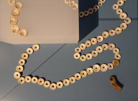 PRL-0002 - Perle annulaire
pierre
Perle annulaire, plus ou moins épaisse, en pierre (calcaire blanc; stéatite noire...).