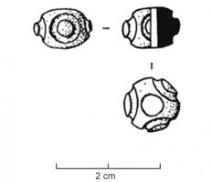 PRL-2006 - Perle à décor de cercles
verre
Perle en pâte de verre, de couleur bleu sombre, incrustée de trois cercles colorés régulièrement disposés; ce verre incrusté, généralement jaune et plus fragile que le corps de la perle, peut avoir entièrement disparu.