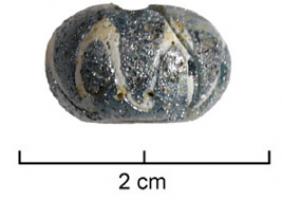 PRL-2029 - Perle à décor ondé
verre
Perle en verre, en forme de sphère aplatie sur les faces percées; décor ondé rapporté à chaud, en verre blanc sur le fond bleu foncé.