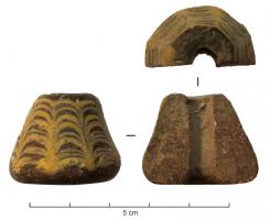 PRL-2034 - Perle conique
verre
Perle en forme de cône, angles adoucis; verre brun-rouge avec un décor de plumes en verre jaune opaque.