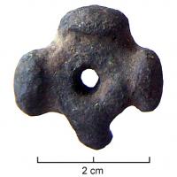 PRL-3006 - Perle à nodosités
bronze
Perle annulaire massive (D. perforation < D. section) constituée de 4 fortes nodosités autour d'une perforation étroite.
