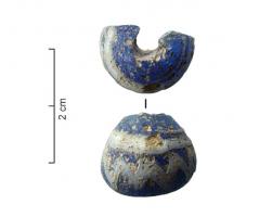 PRL-3011 - Perle conique massive - type Py AF-4512
verre
Perle conique massive (D. perforation < D. section), avec parfois un bourrelet à l'extrémité la plus étroite, en verre bleu ; décor rapporté en verre blanc opaque composé d'une onde parfois surmontée d'un filet, ou alors de véritables