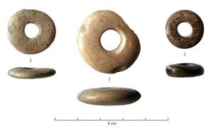 PRL-3013 - Perle annulaire massive et/ou gracile : unie
os
TPQ : -120 - TAQ : -50
Perle annulaire découpé, généralement poli. Formes variables, de l'anneau gracile, à large ouverture, à la perle annulaire parfois plate, ou subsphérique. La section peut être aplatie, ou torique.