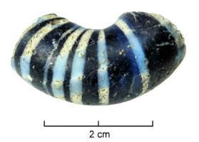 PRL-3525 - Perle annulaire massive : décor en damier - gr. Haev. 25
verre
TPQ : -120 - TAQ : -40
Perle annulaire massive (D. perforation < D. section) en verre coloré bleu foncé ; décor inclus dans la masse de fins filets blancs enroulés transversalement autour de la section et d'un filet bleu clair translucide longitudinal.