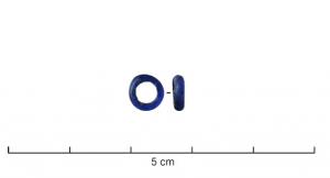 PRL-3529 - Perle annulaire gracile - Gr. Geb. VIa
verre
Petite perle annulaire (H. < D. ext.) gracile (D. perforation > D. section), en verre bleu, unie, diamètre de l'ordre de 4 à 7 mm, le plus souvent.