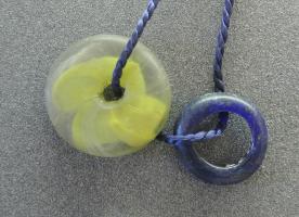 PRL-3545 - Perle annulaire massive
verre
Perle annulaire massive (D. perforation < D. section), en verre transparent décoloré avec un décor informe de verre jaune opaque à l'intérieur.