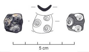 PRL-3553 - Perle cylindrique gracile : décor en bossettes
verre
TPQ : -150 - TAQ : -50
Perle cylindrique gracile (D. perforation > D. section) ou massive, selon les cas, en verre coloré bleu foncé ; décor de bossettes disposées en quinconce et ornées de spirales (une jaune centrale, 2 blanches latérales).