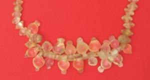 PRL-3559 - Perle en forme d'amphorisque
verre
Perle en forme d'amphorisque, en verre incolore translucide.