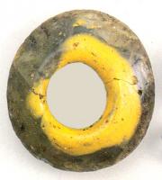PRL-3574 - Perle annulaire massive : unie - gr. Geb. Id
verre
Perle annulaire massive (D. perforation < D. section) en verre transparent à bande jaune sur la face interne ; section triangulaire.