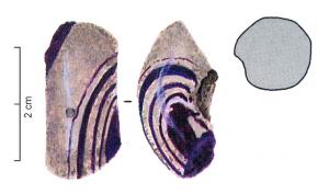PRL-3581 - Perle annulaire massive : décor de filets - gr. Haev. 23
verre
TPQ : -120 - TAQ : -30
Perle annulaire massive (D. perforation < D. section) en verre coloré pourpre ; décor de filets transversaux blancs opaques.