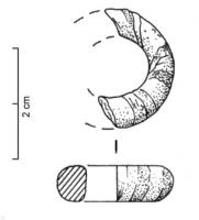PRL-3599 - Perle annulaire gracile - groupe Haevernick 23
verre
TPQ : -150 - TAQ : -30
Perle annulaire gracile (D. perforation > D. section) en verre transparent décoloré ; décor en surface de filets jaunes transversaux.
Le diamètre externe est de l'ordre de 20 mm.