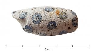 PRL-3609 - Perle ovoïde à décor oculé
verre
Perle ovoïde; verre blanc, semé d'yeux disposés en quinconce (bleu, blanc, bleu).